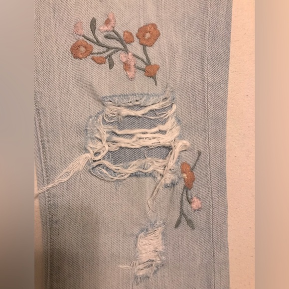 Lucky Brand Stonewashed Denim Jeans with Rips and Embroidered details Size 24 - Picture 8 of 14